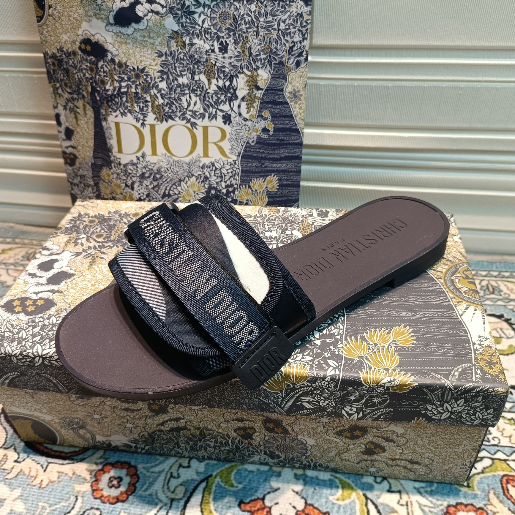 d-r Women's shoes Embroidered hook and loop slippers