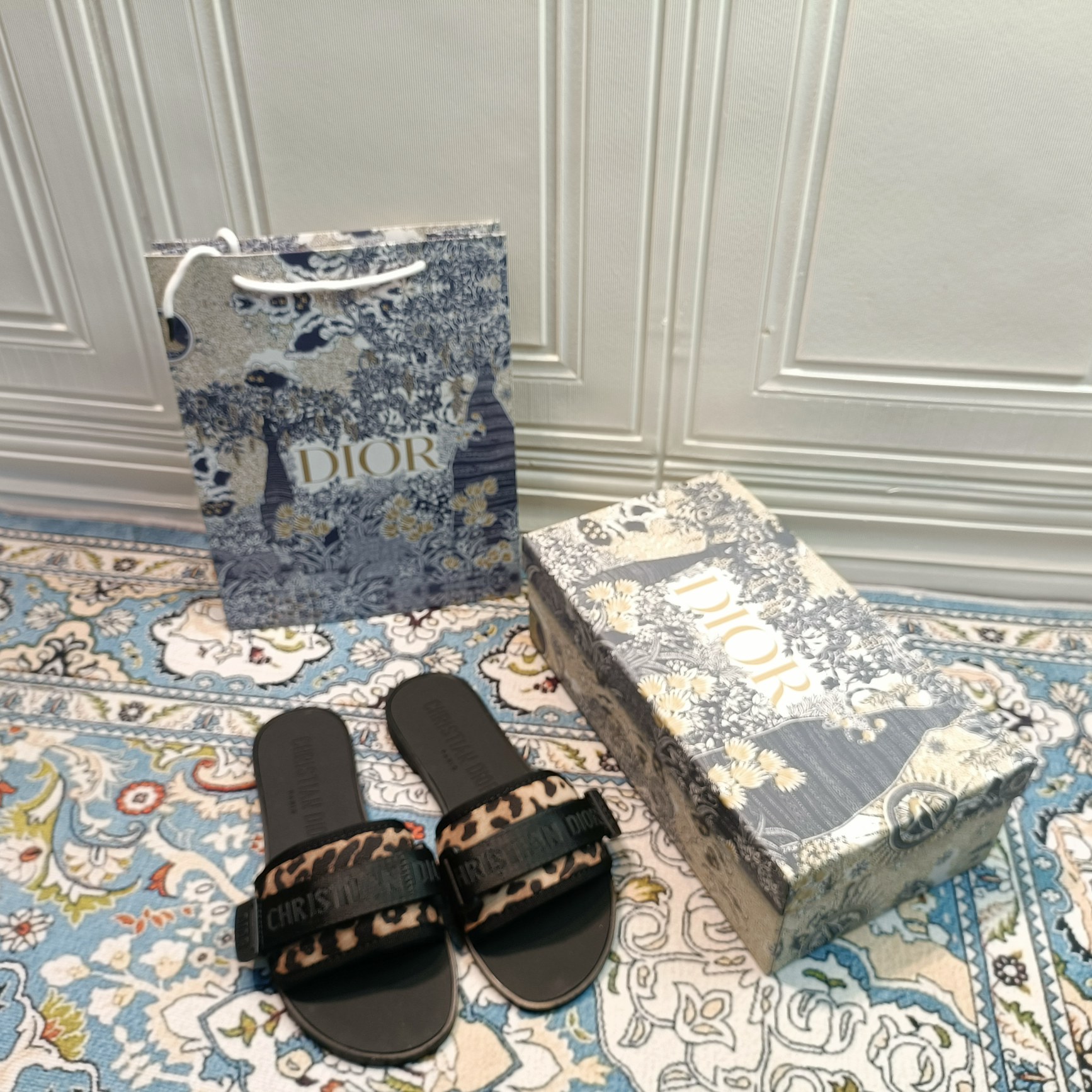 d-r Women's shoes Embroidered hook and loop slippers