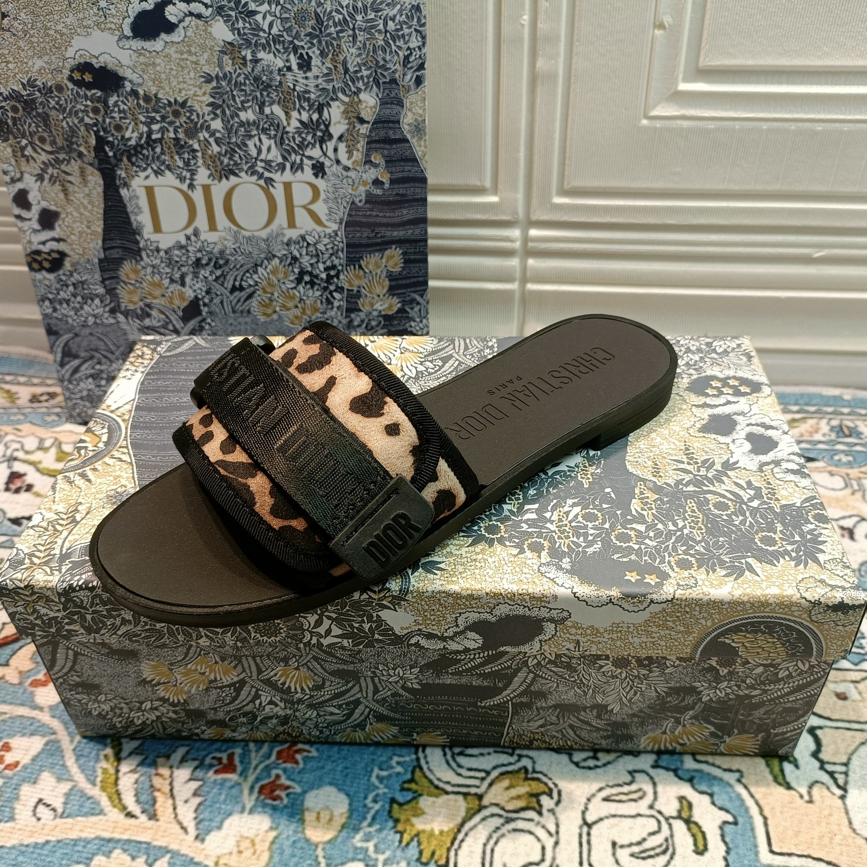 d-r Women's shoes Embroidered hook and loop slippers