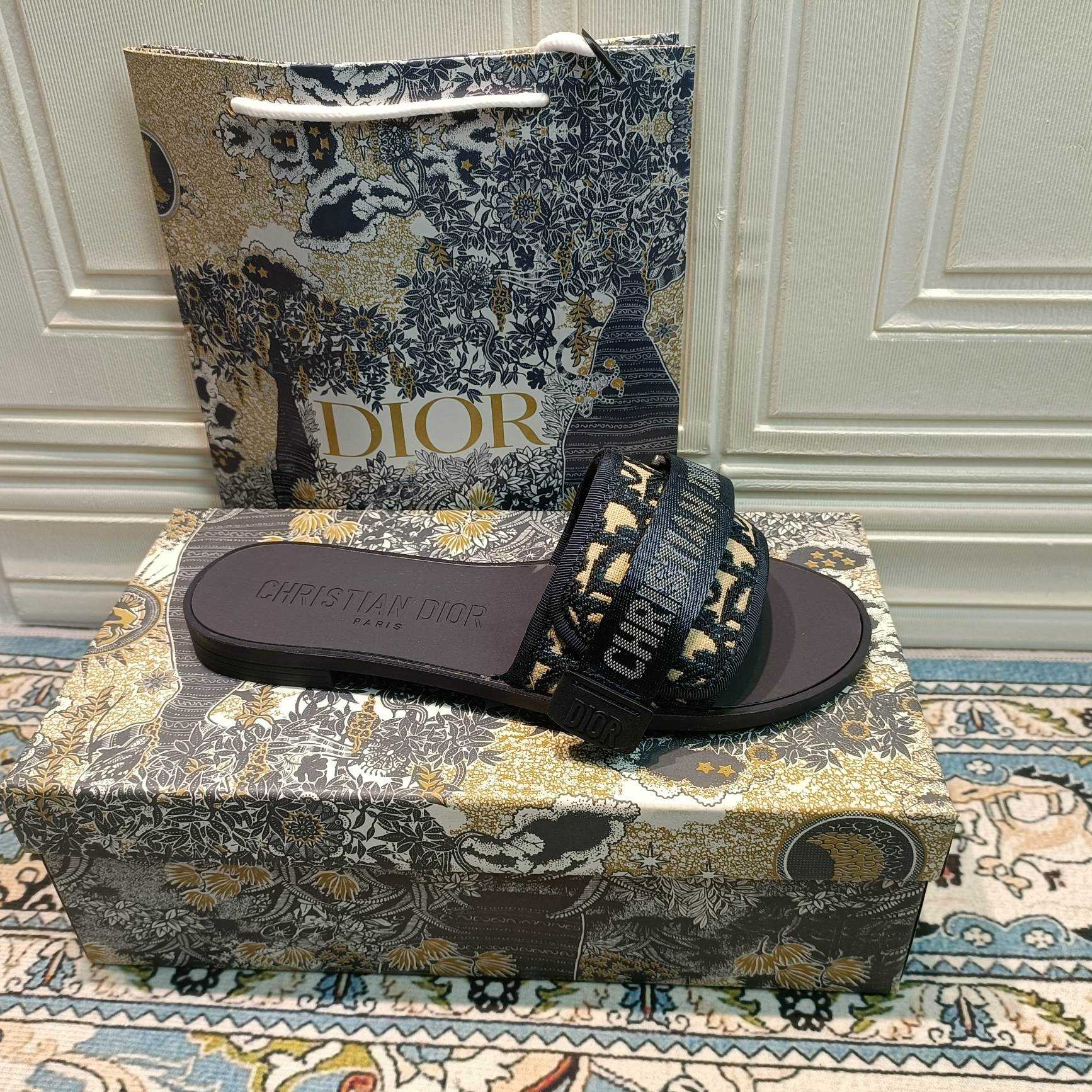 d-r Women's shoes Embroidered hook and loop slippers