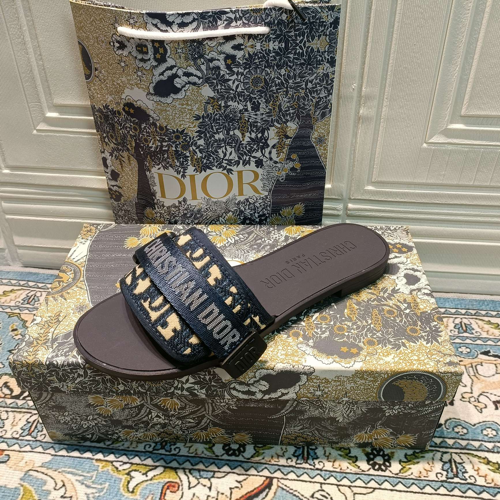 d-r Women's shoes Embroidered hook and loop slippers