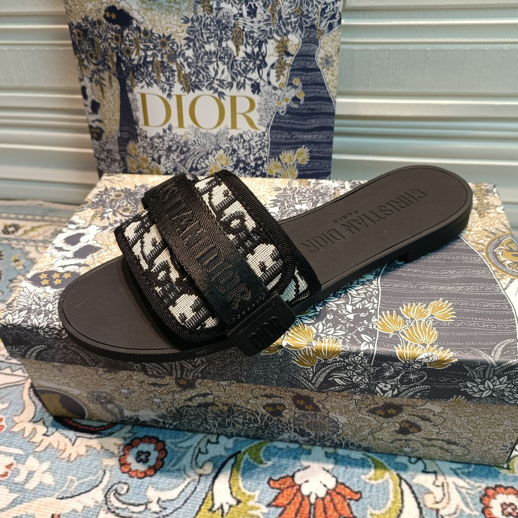 d-r Women's shoes Embroidered hook and loop slippers