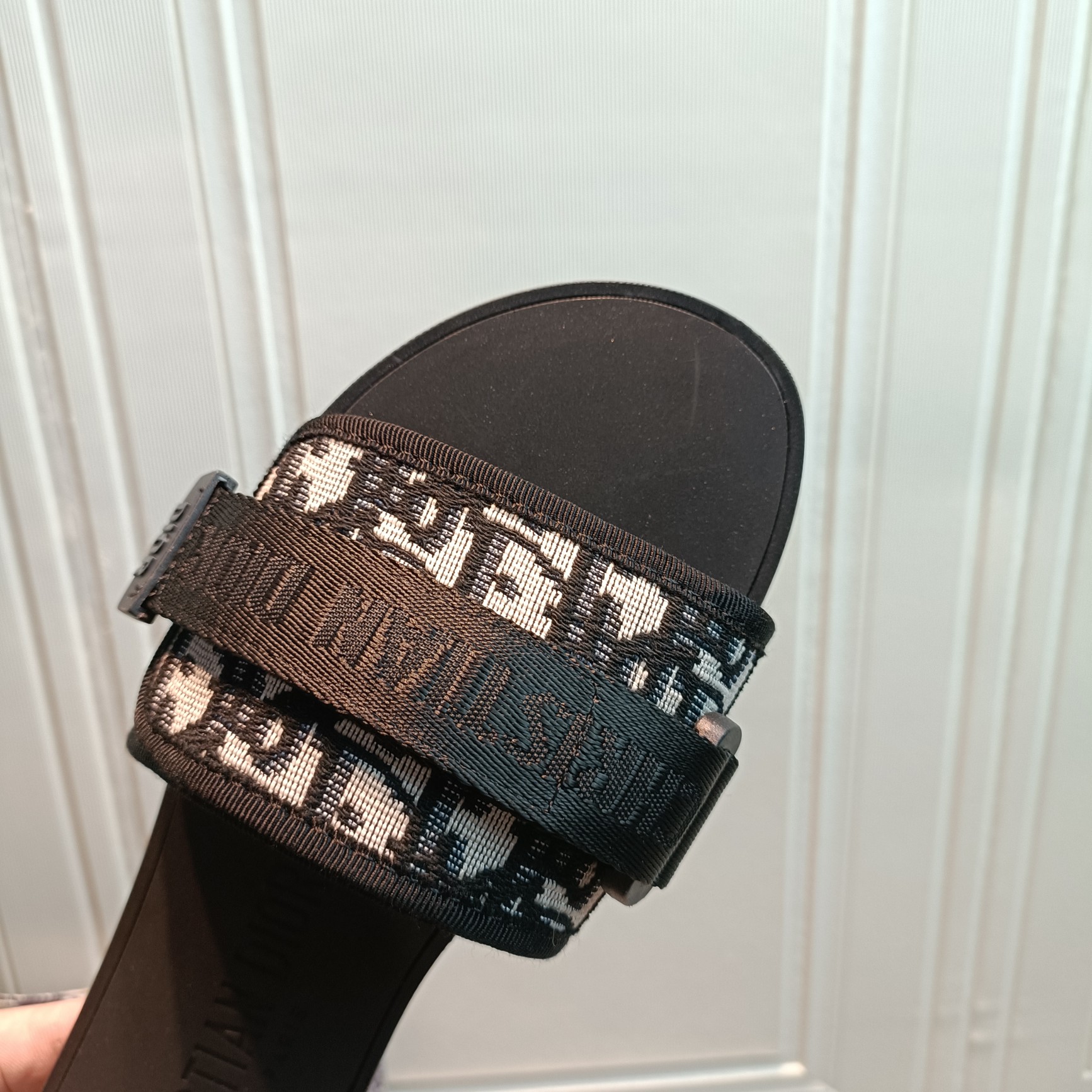 d-r Women's shoes Embroidered hook and loop slippers