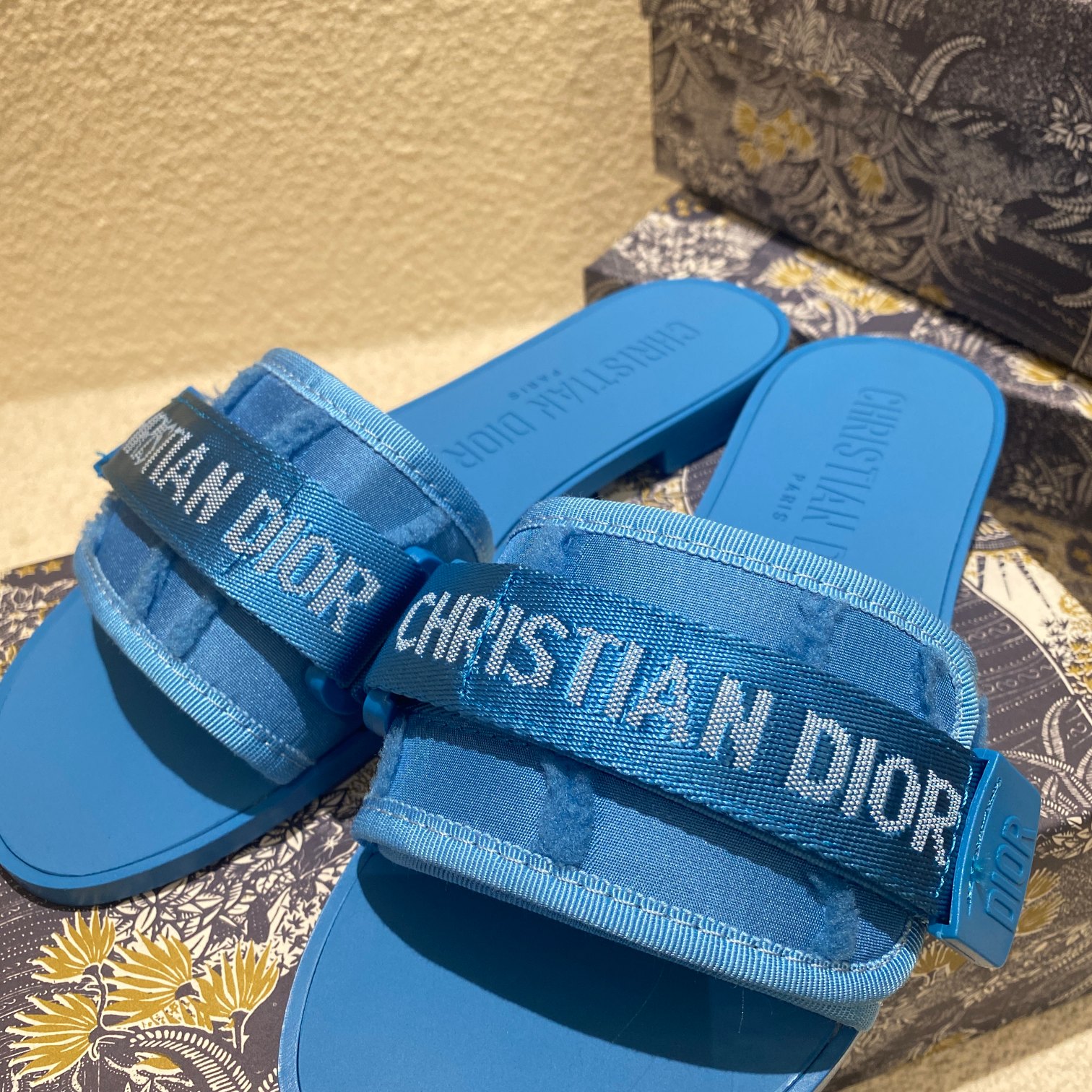 d-r Women's shoes Embroidered hook and loop slippers