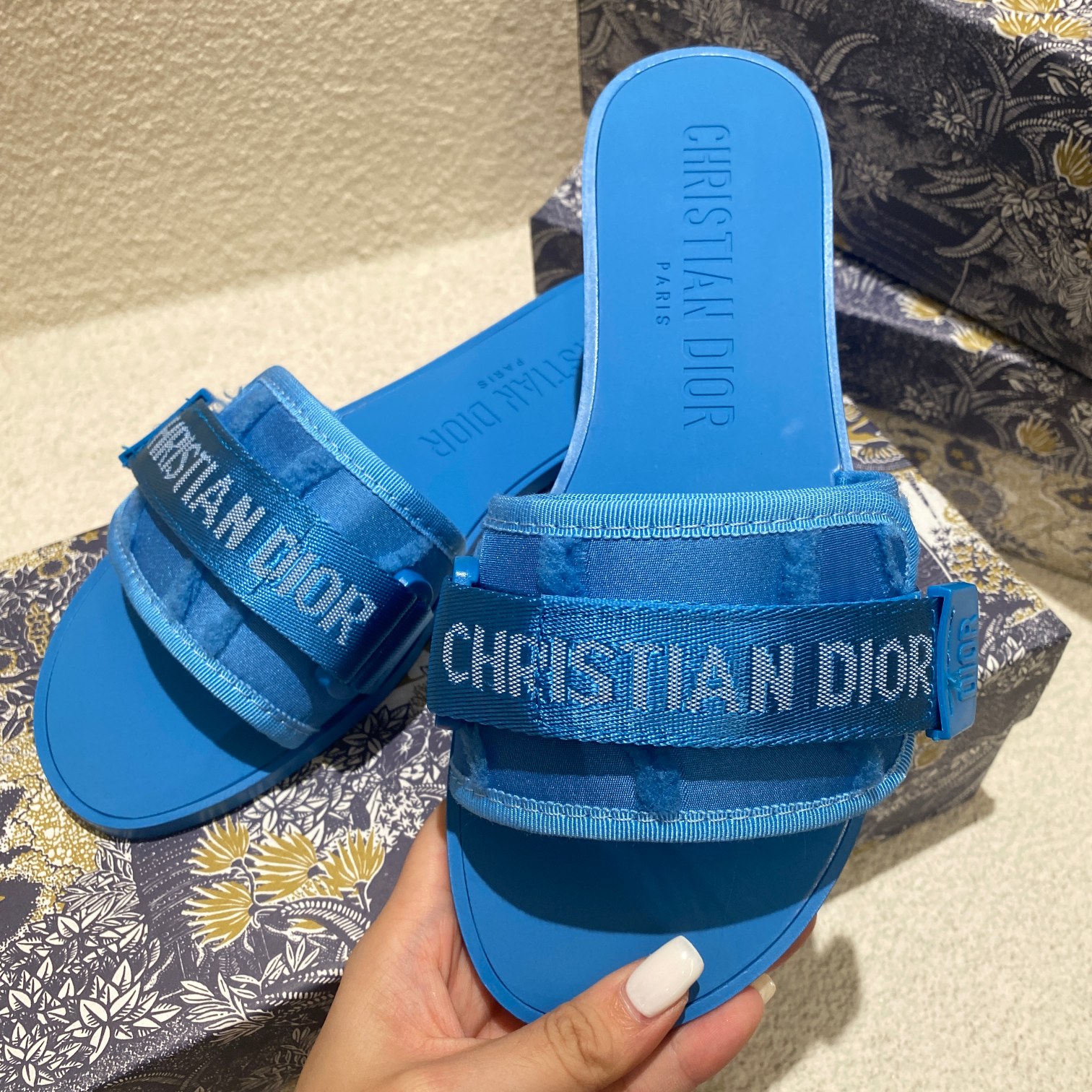 d-r Women's shoes Embroidered hook and loop slippers