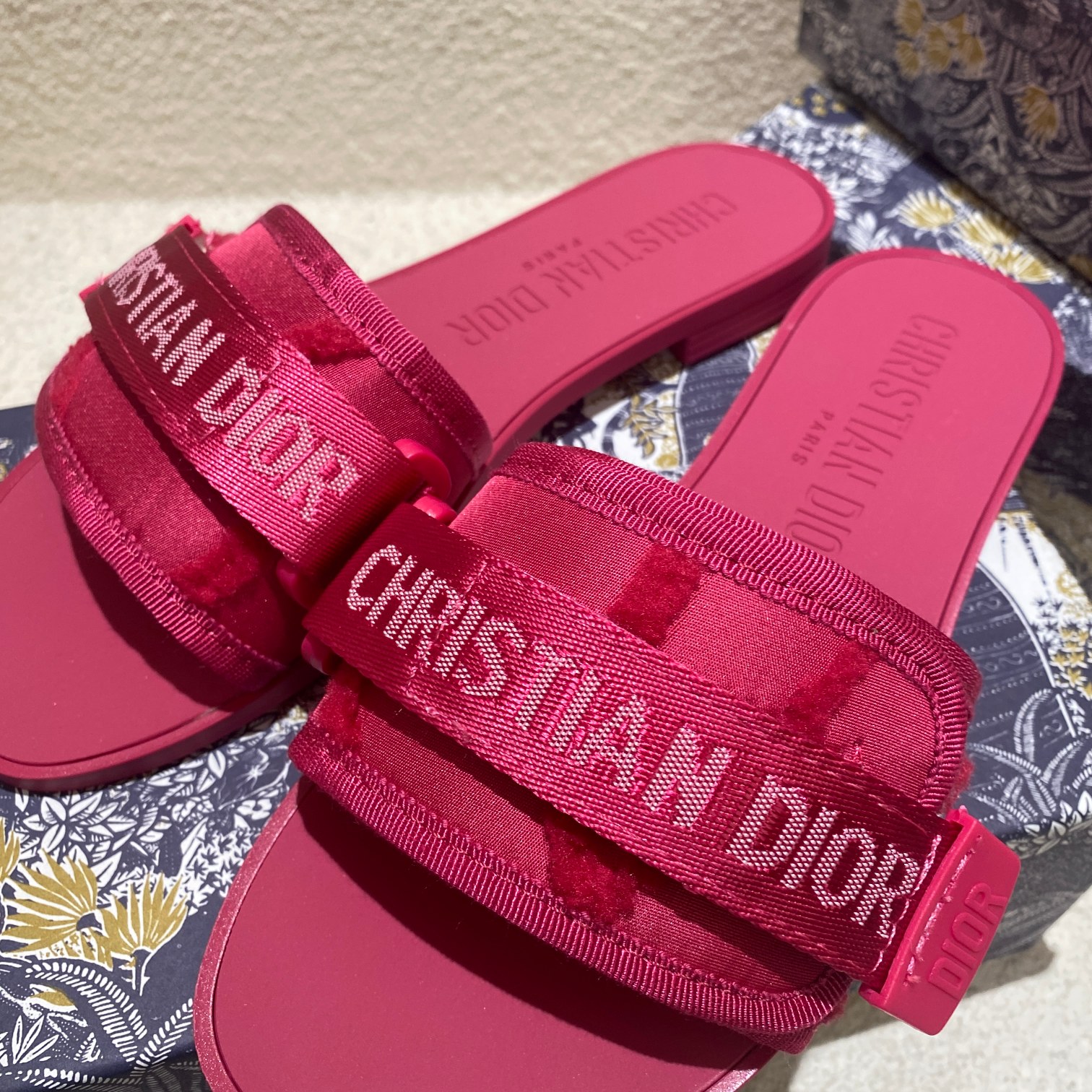 d-r Women's shoes Embroidered hook and loop slippers