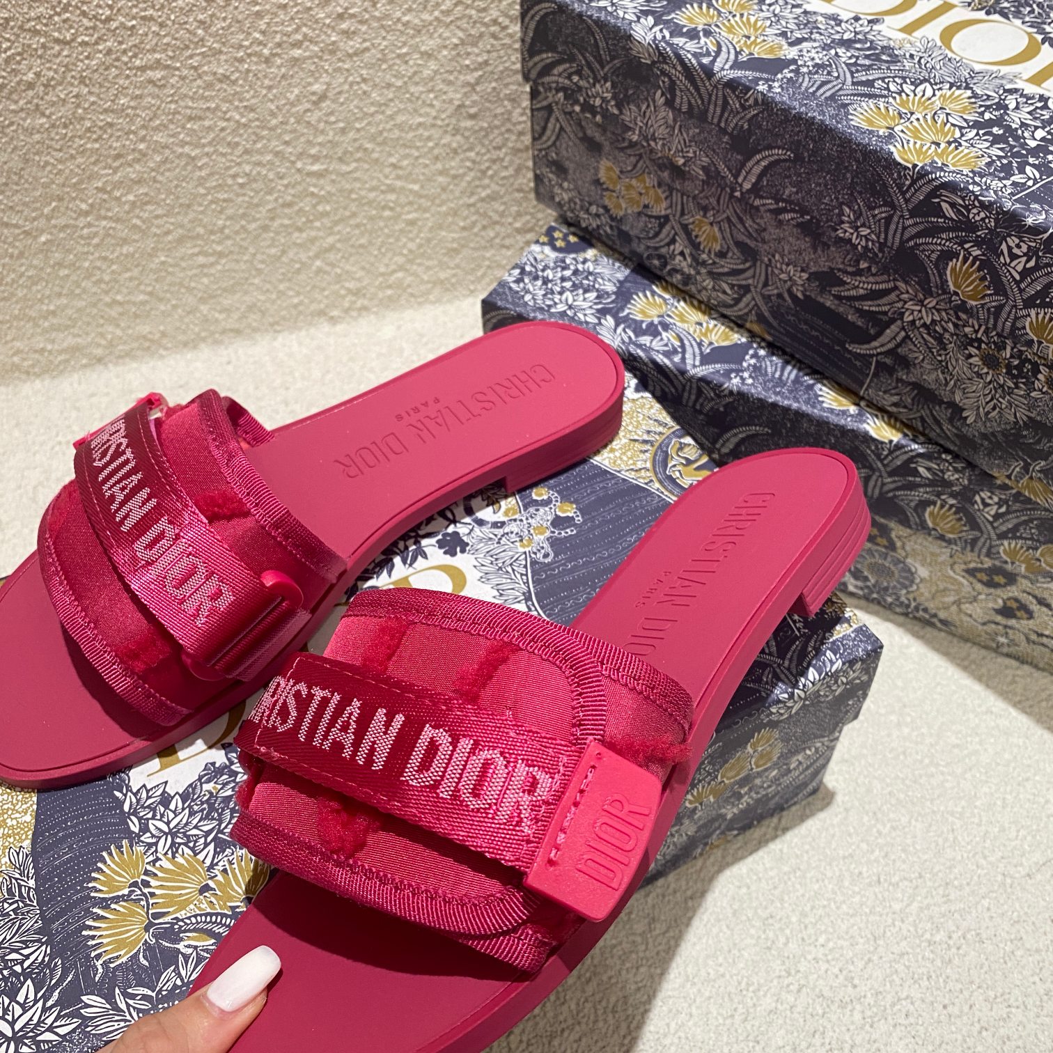 d-r Women's shoes Embroidered hook and loop slippers