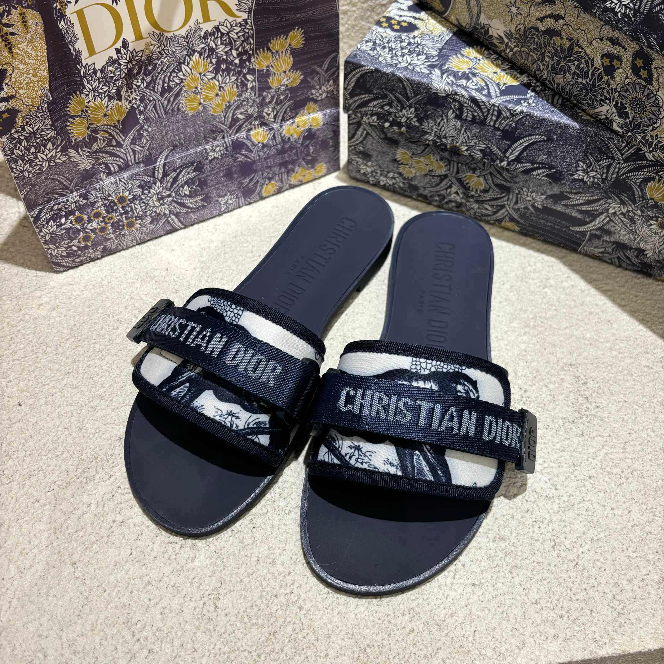 d-r Women's shoes Embroidered hook and loop slippers