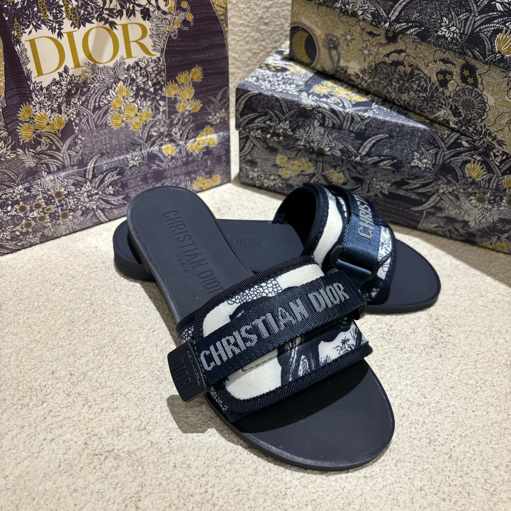 d-r Women's shoes Embroidered hook and loop slippers