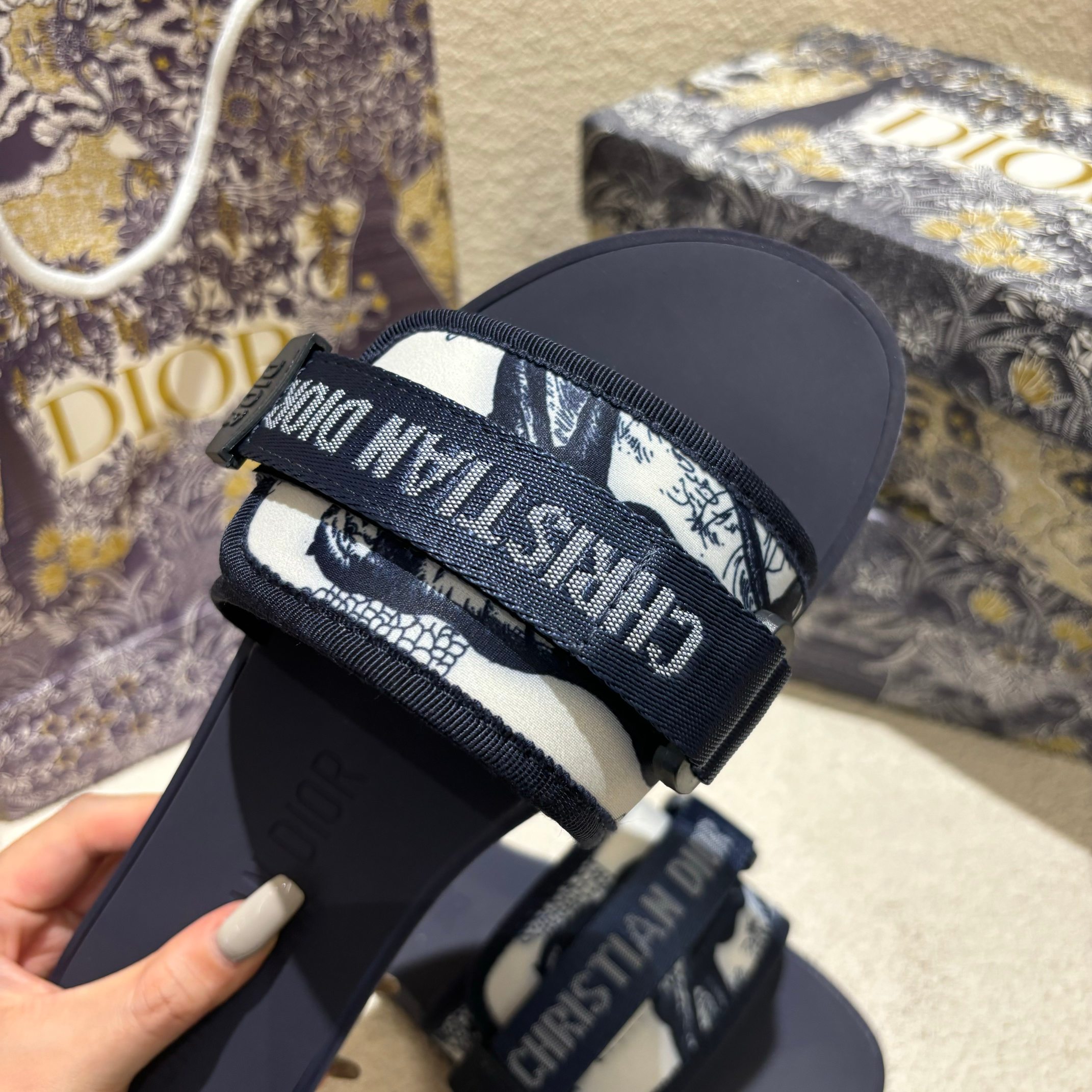 d-r Women's shoes Embroidered hook and loop slippers