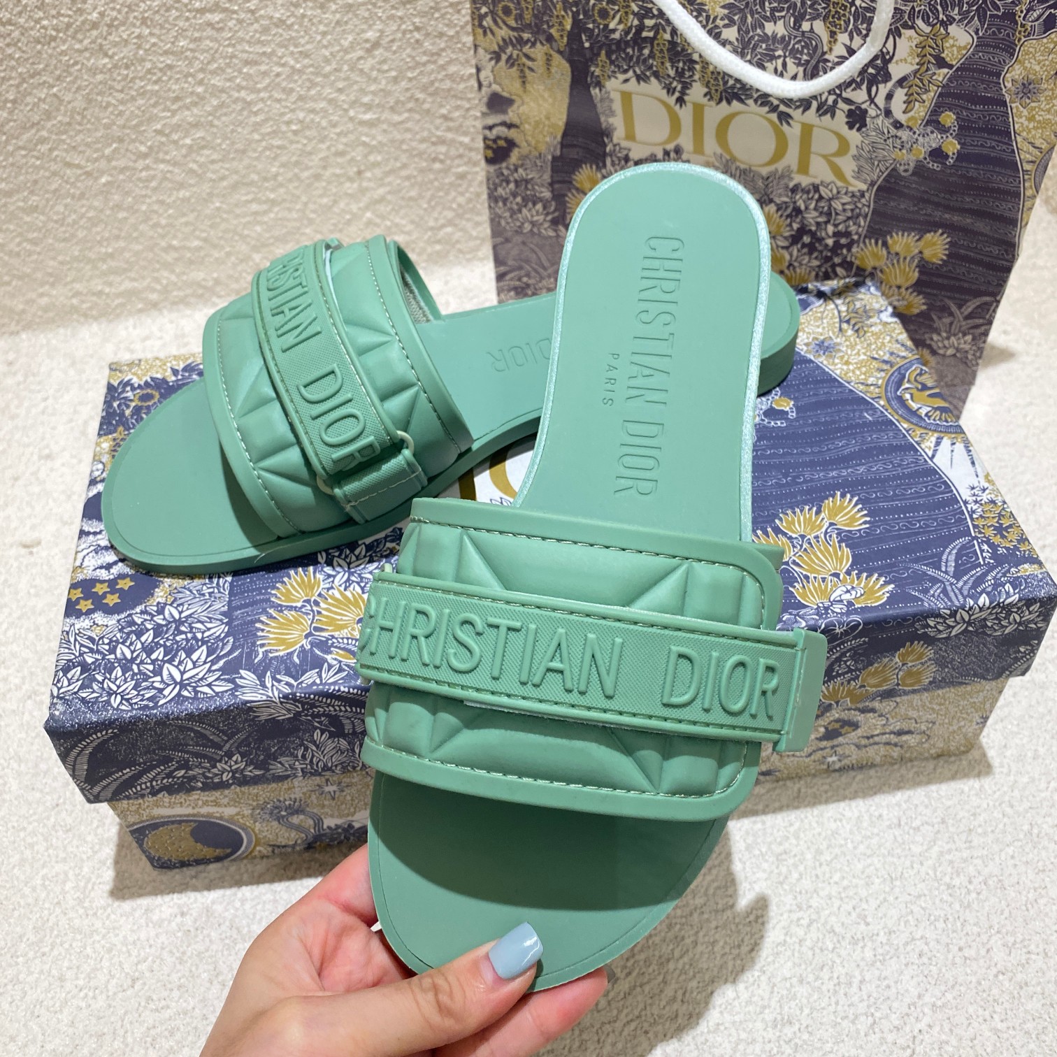 d-r Women's shoes Embroidered hook and loop slippers