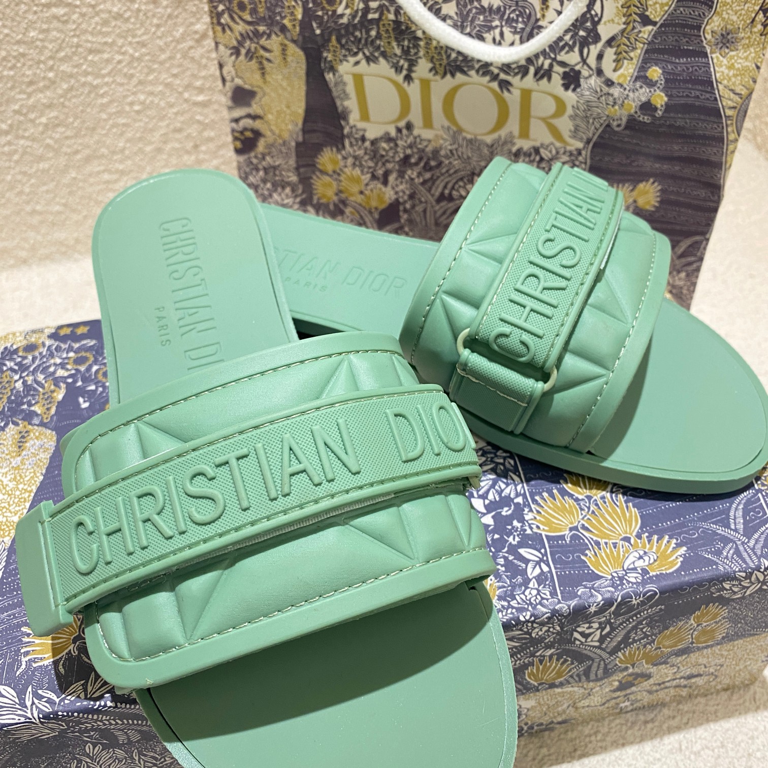 d-r Women's shoes Embroidered hook and loop slippers