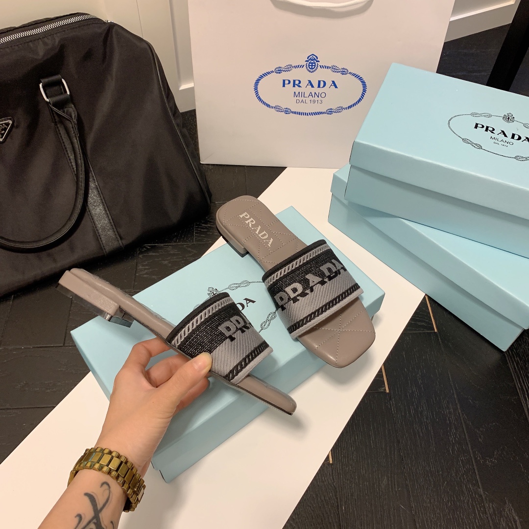 P-A Flat embroidered slippers