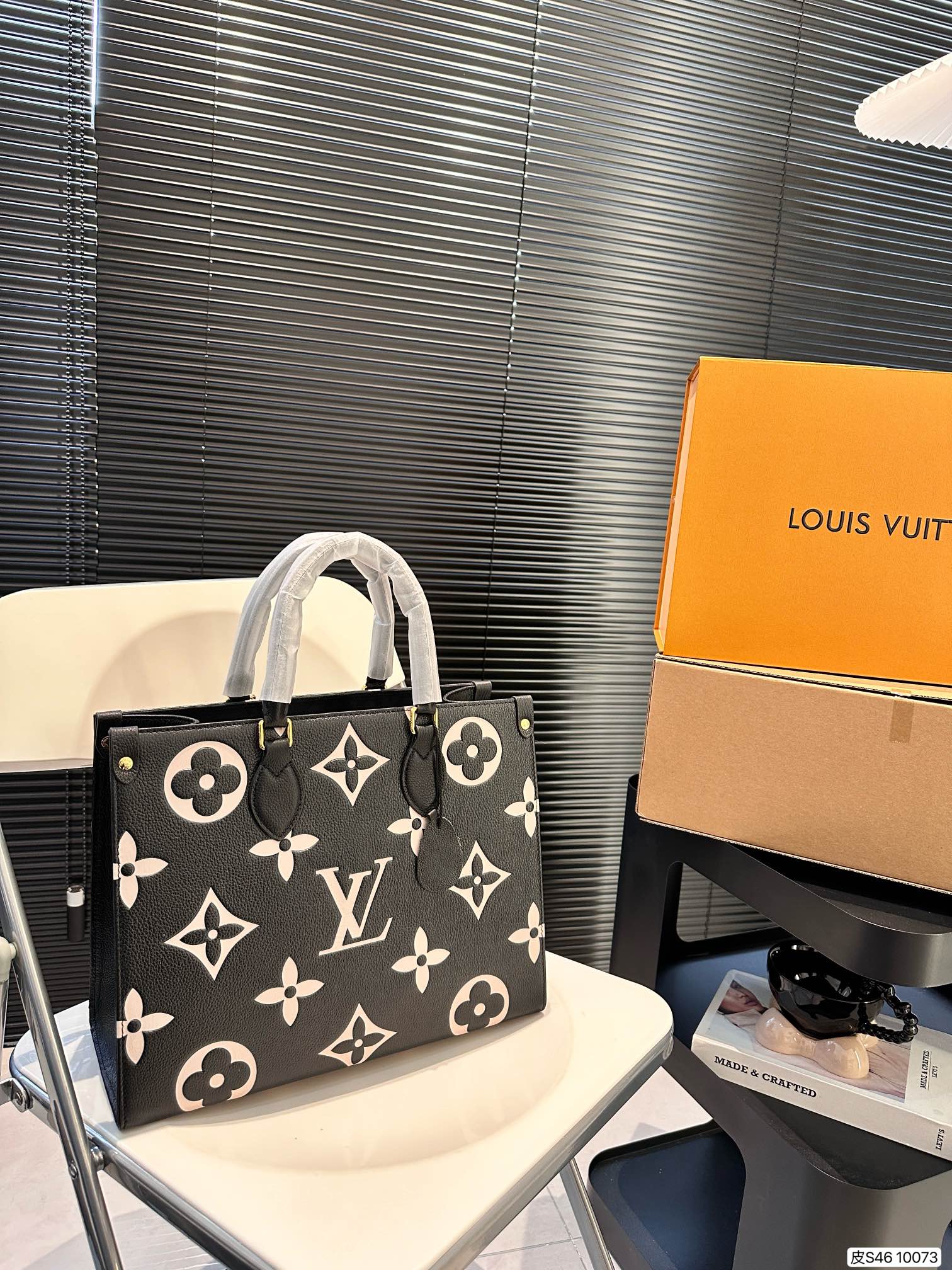 L-V Tote bag is versatile and practical Pure leather