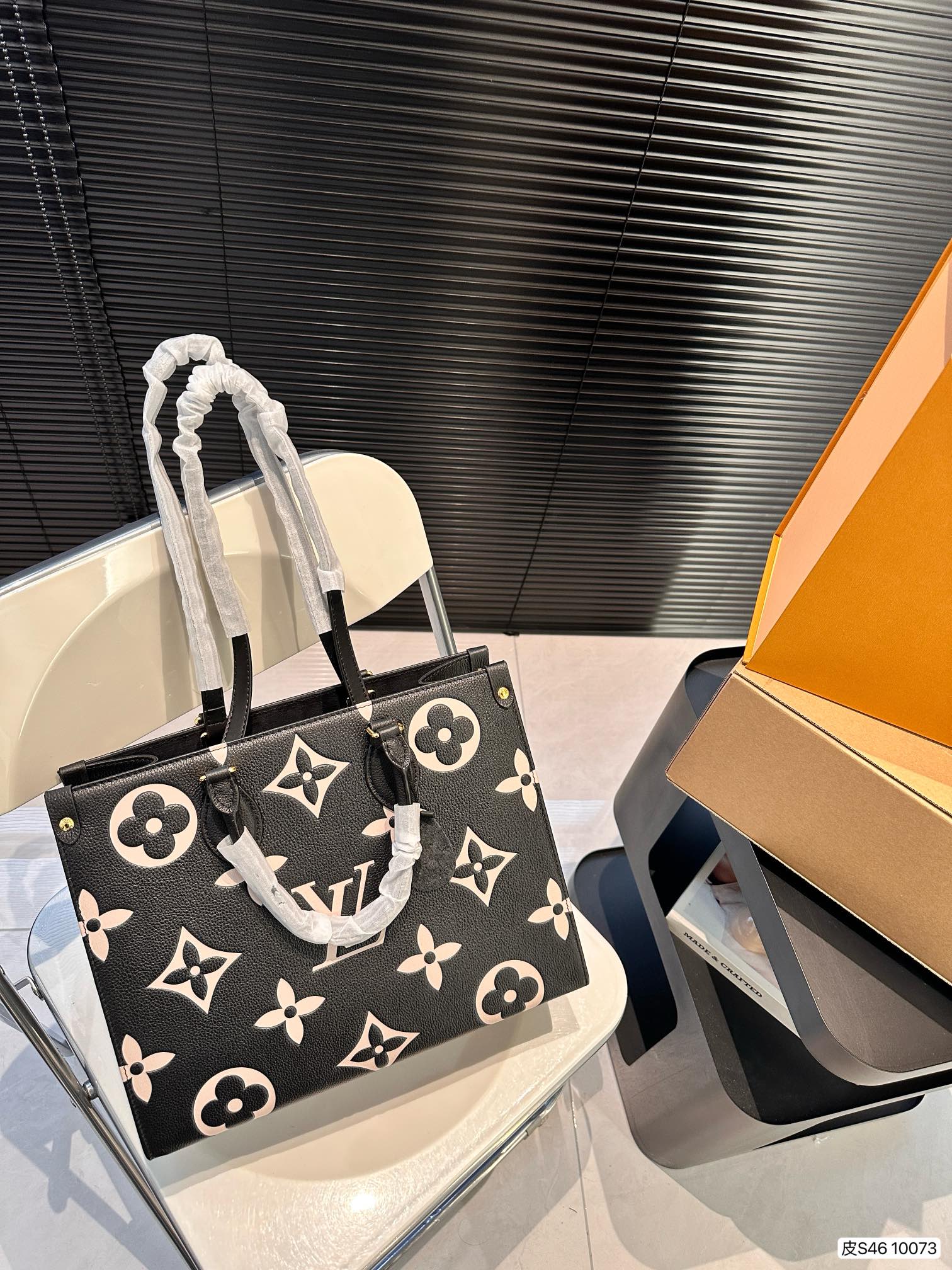 L-V Tote bag is versatile and practical Pure leather