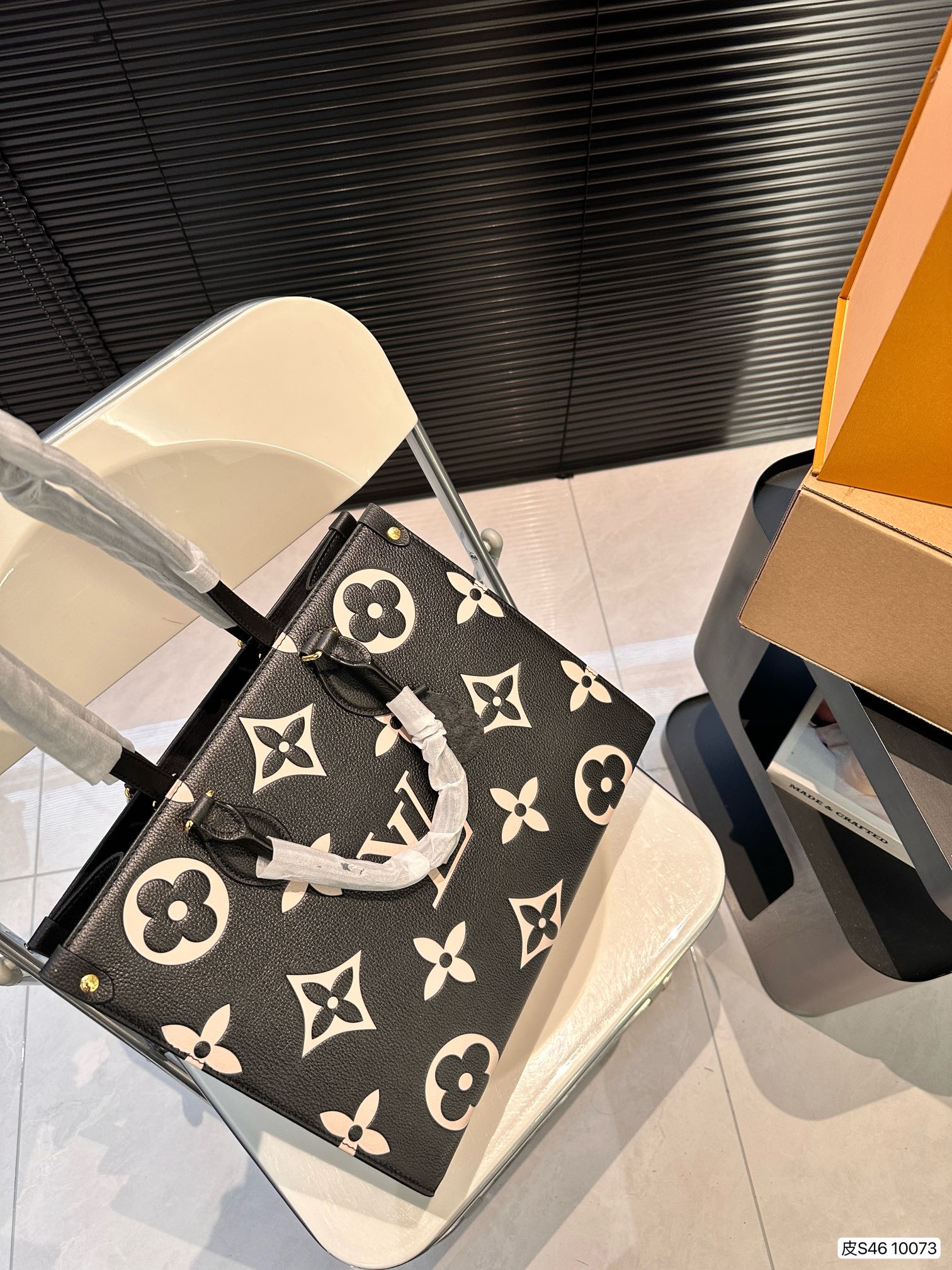 L-V Tote bag is versatile and practical Pure leather