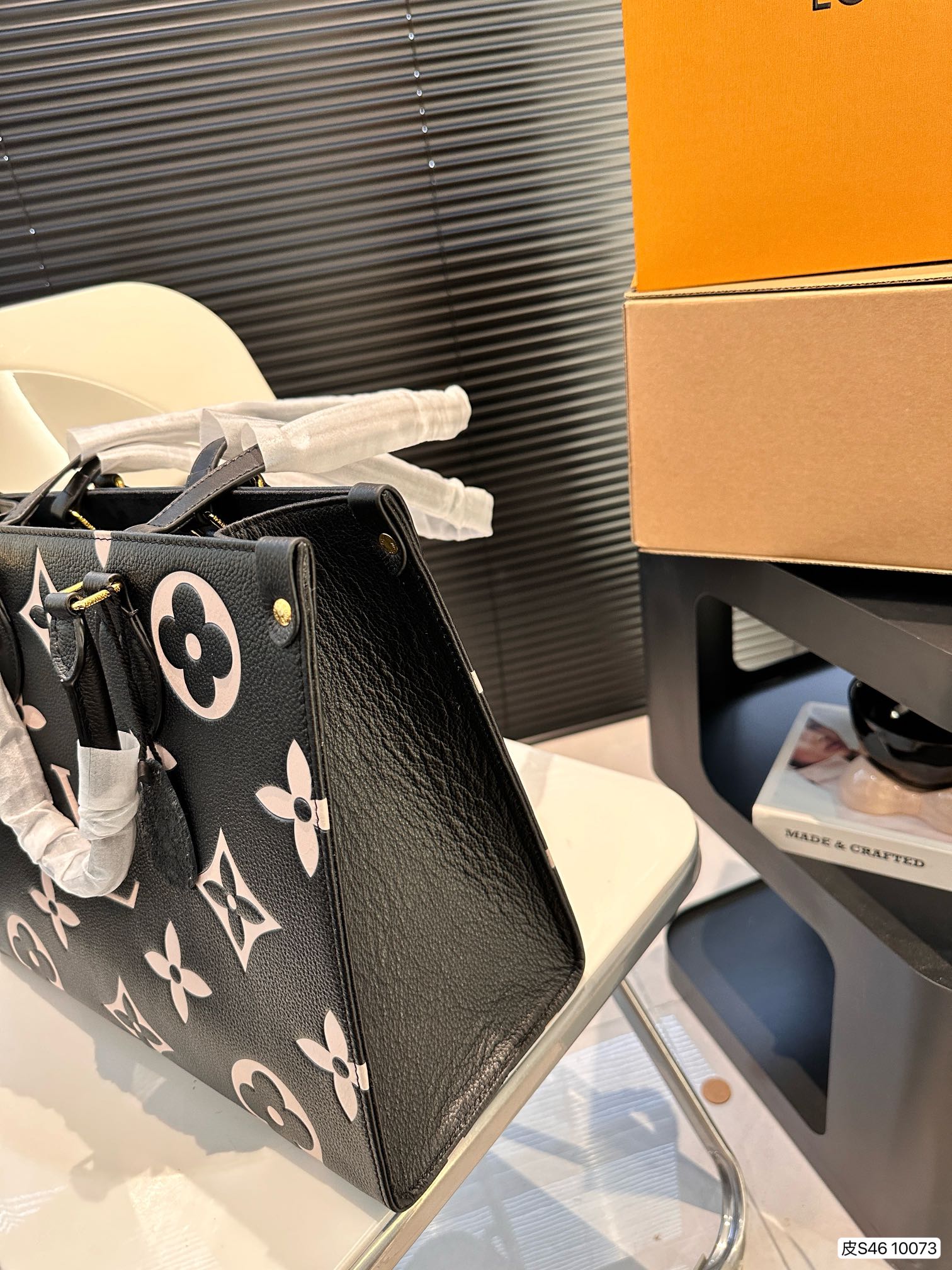 L-V Tote bag is versatile and practical Pure leather