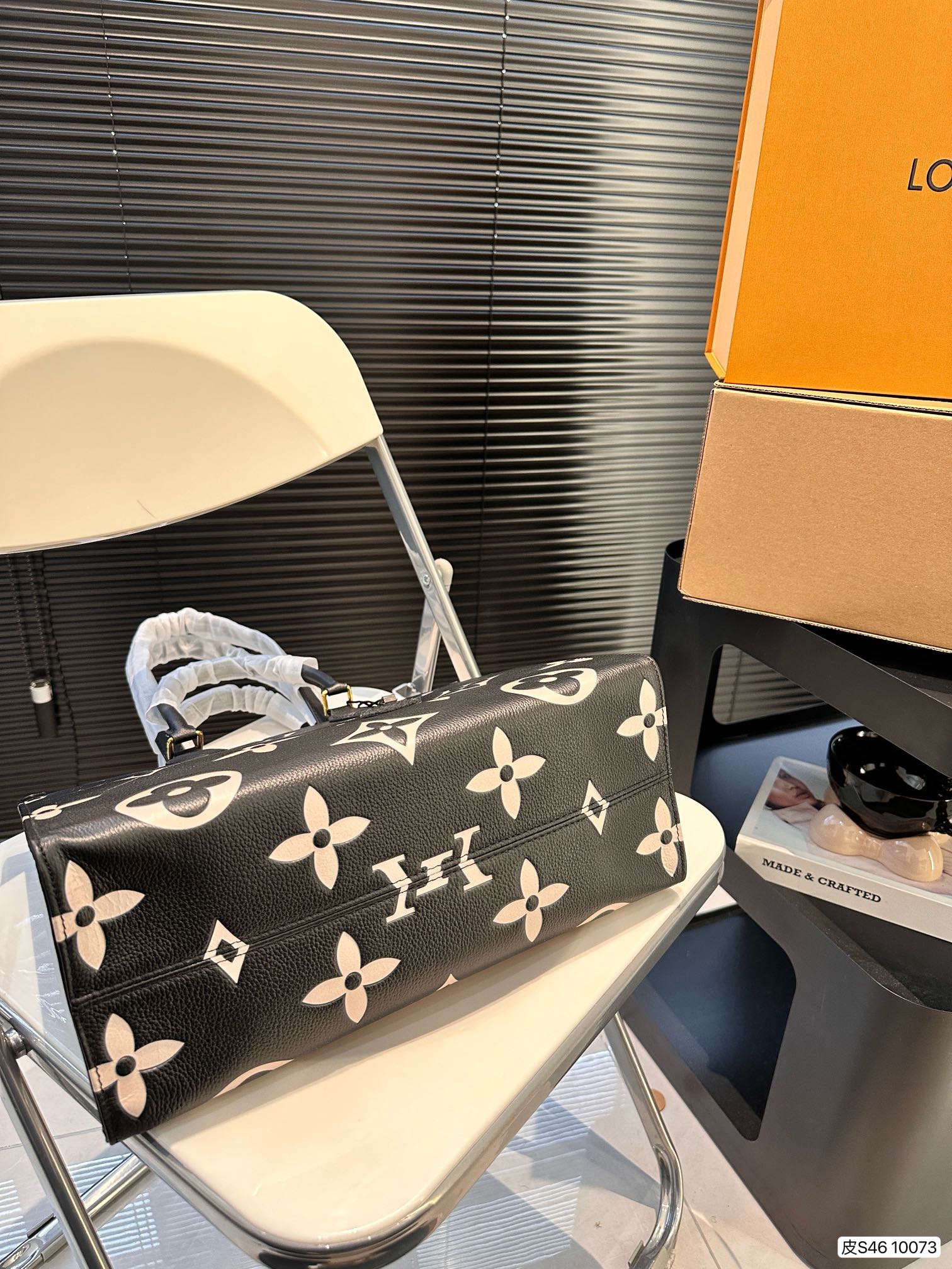 L-V Tote bag is versatile and practical Pure leather