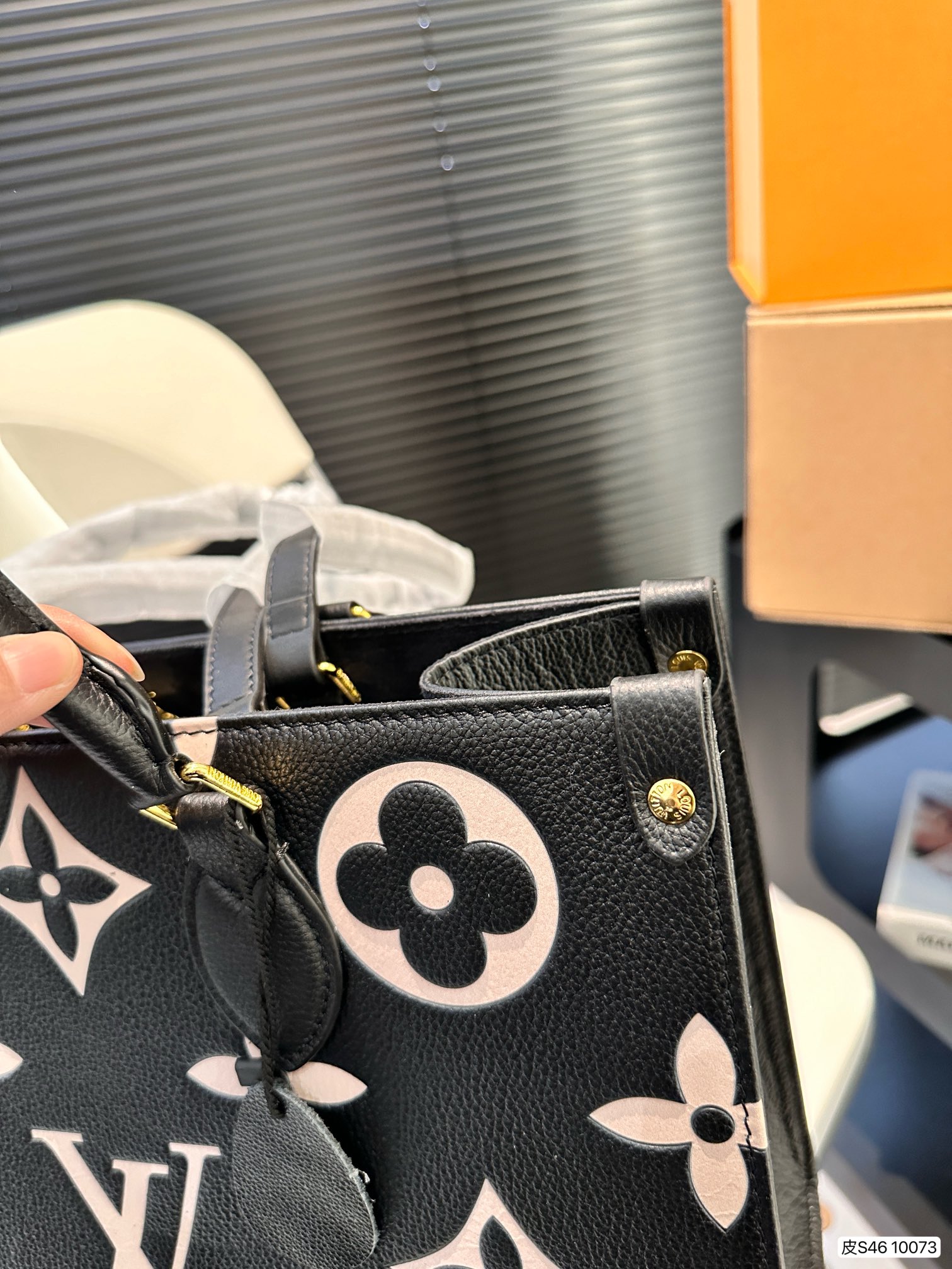 L-V Tote bag is versatile and practical Pure leather