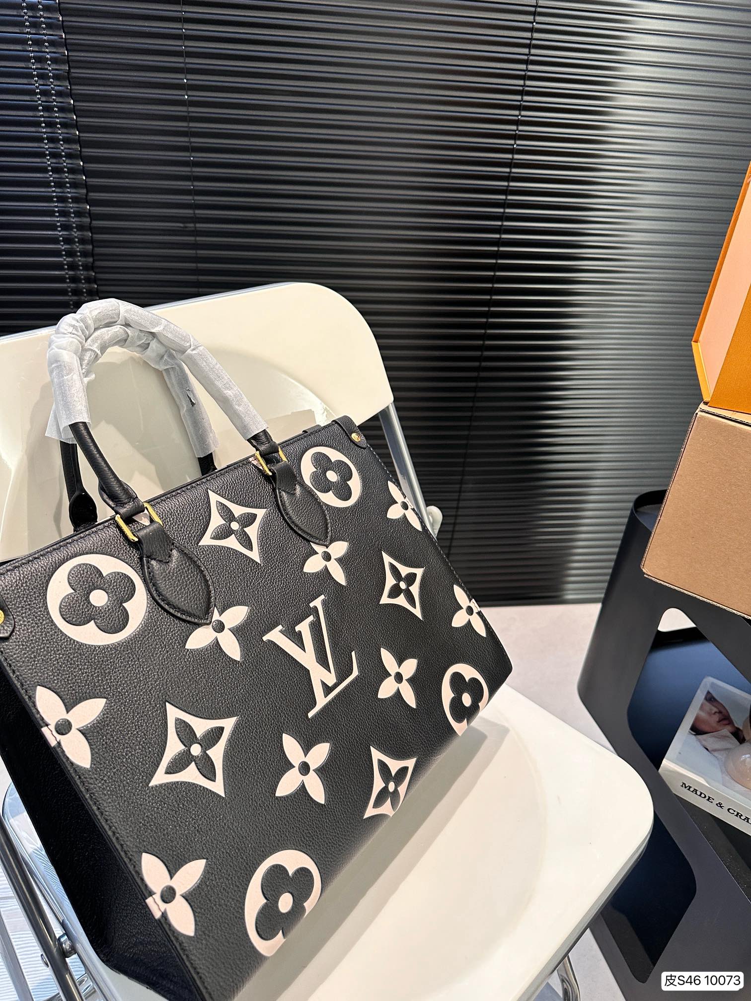 L-V Tote bag is versatile and practical Pure leather