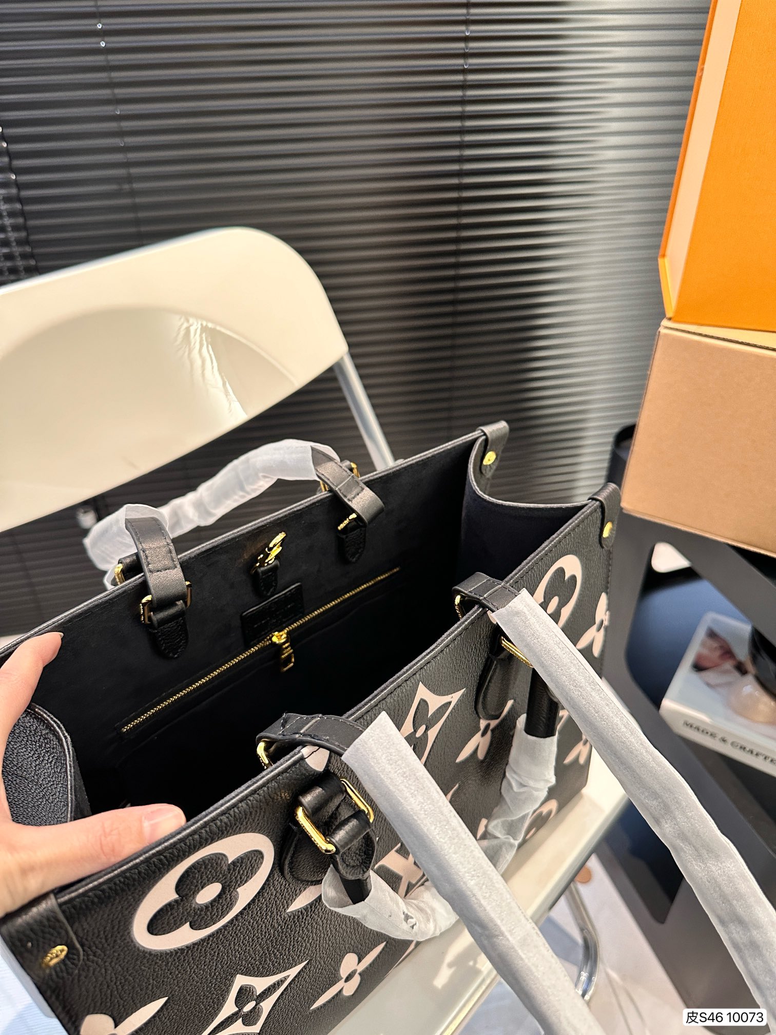 L-V Tote bag is versatile and practical Pure leather