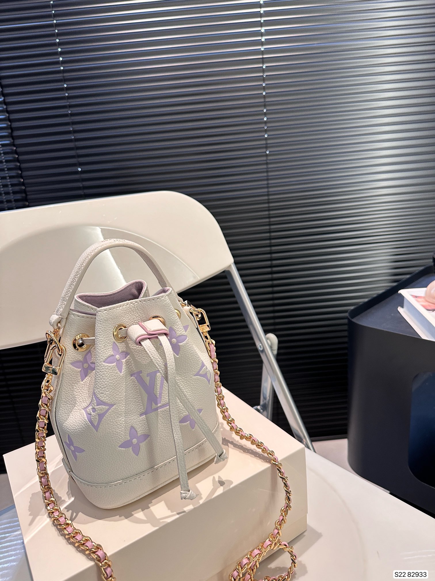 L-V What a fantastic color the bucket is.