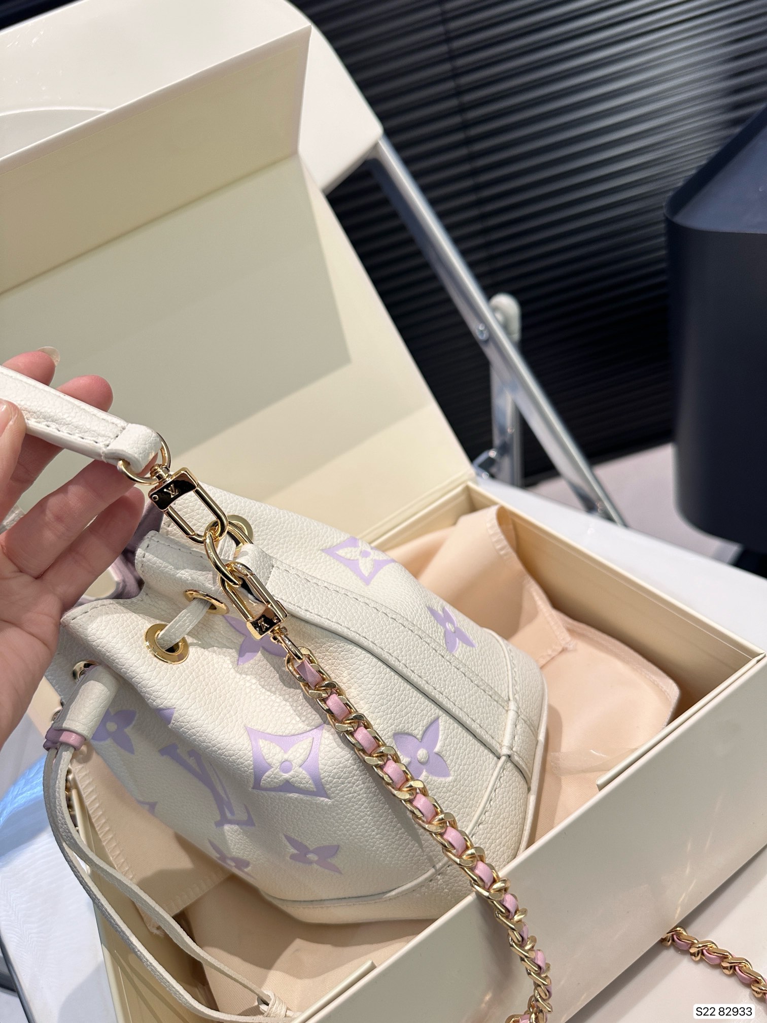 L-V What a fantastic color the bucket is.