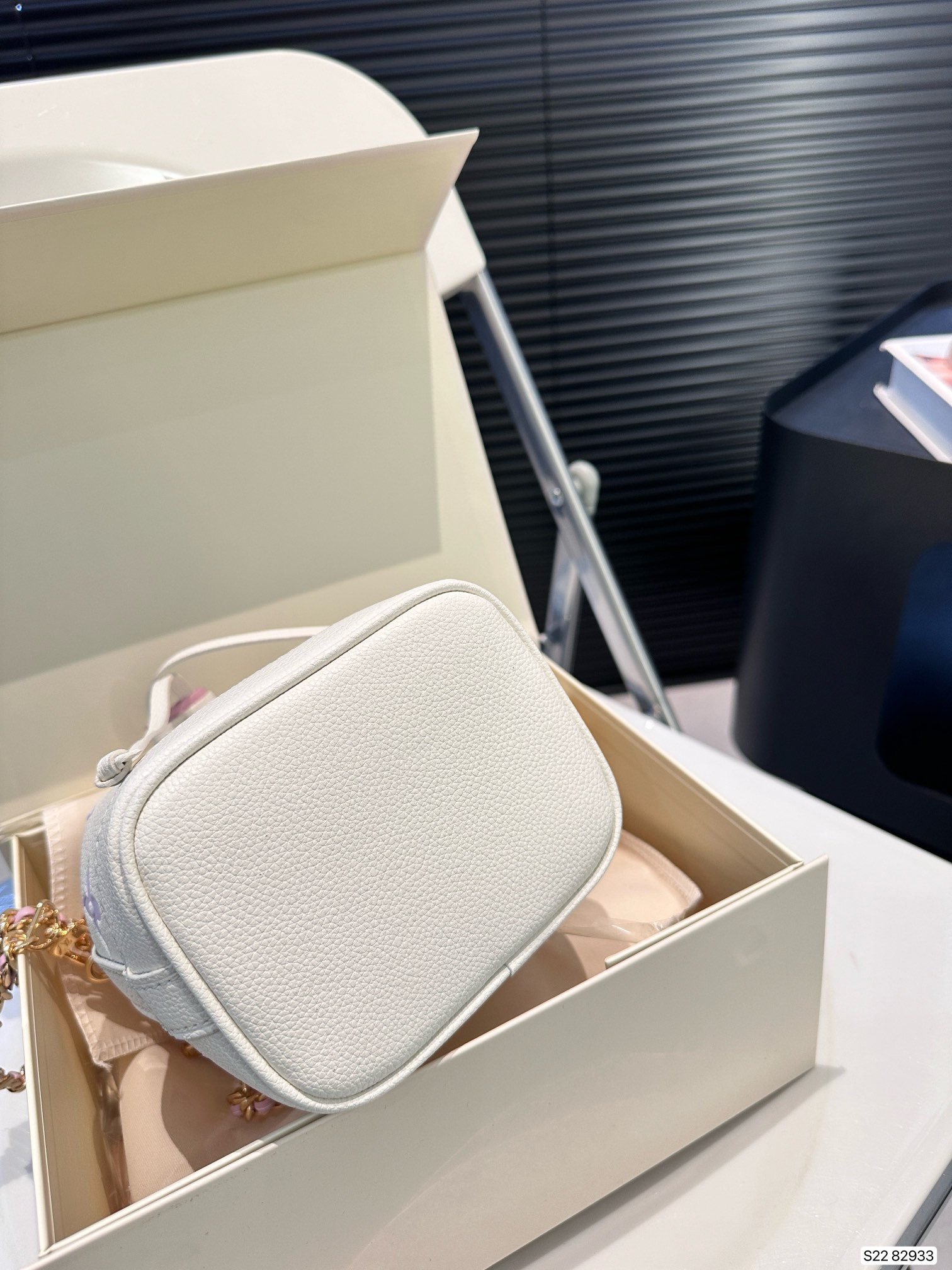 L-V What a fantastic color the bucket is.