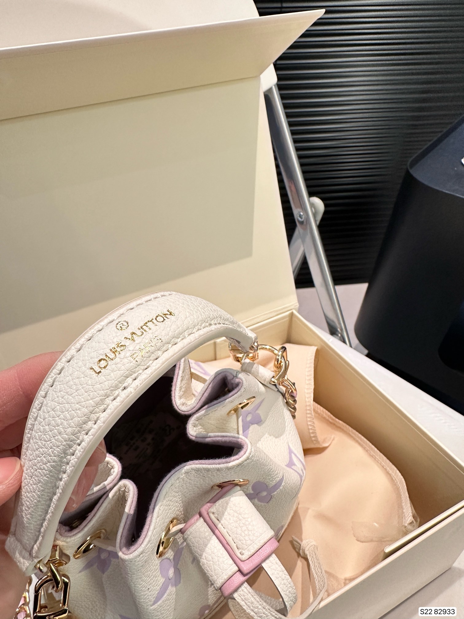 L-V What a fantastic color the bucket is.