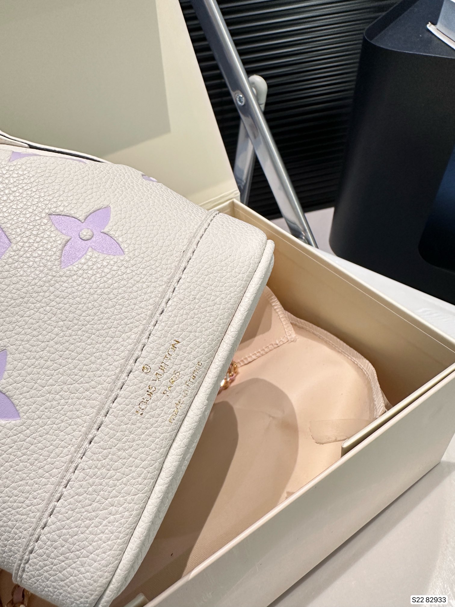 L-V What a fantastic color the bucket is.