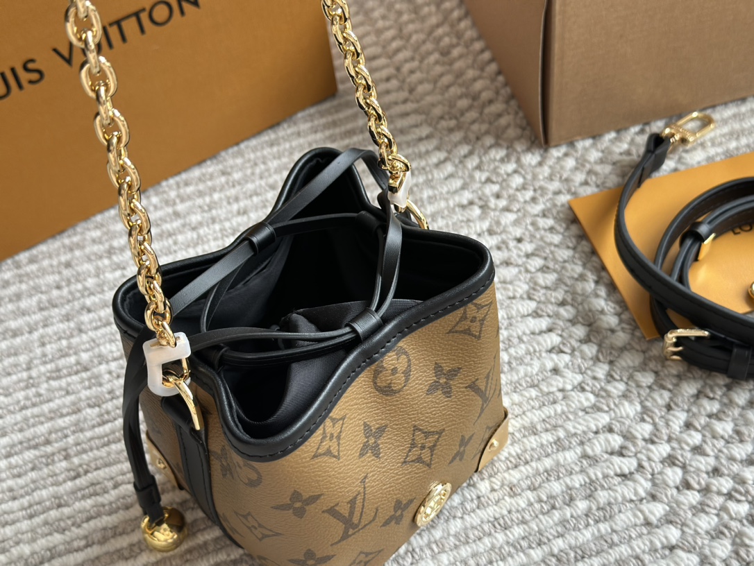 L-V Noe purse steamed dumplings Jr. is really cute.