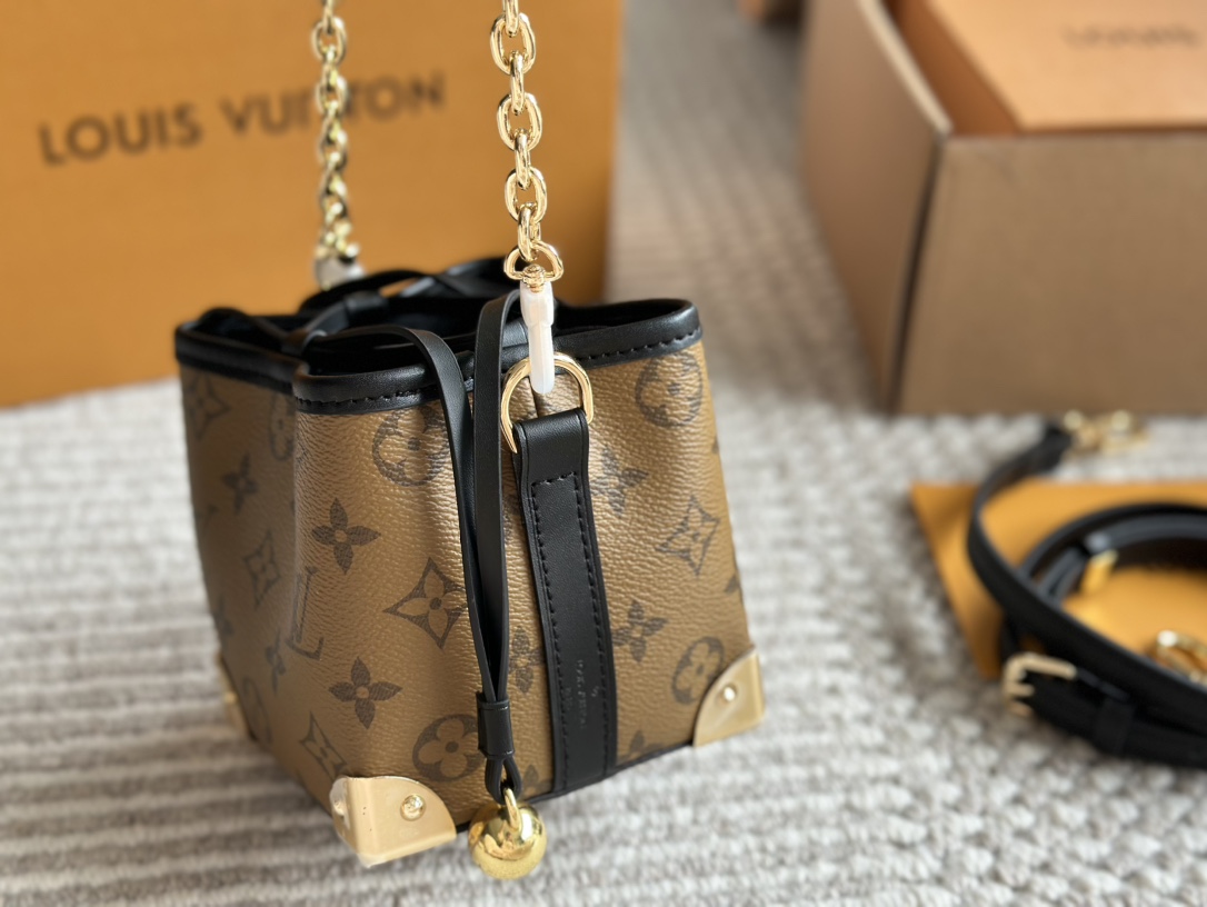 L-V Noe purse steamed dumplings Jr. is really cute.