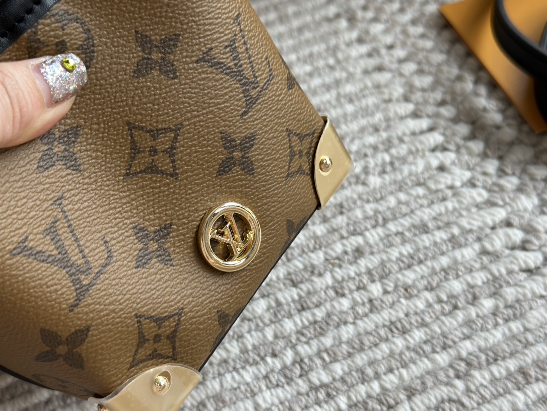 L-V Noe purse steamed dumplings Jr. is really cute.