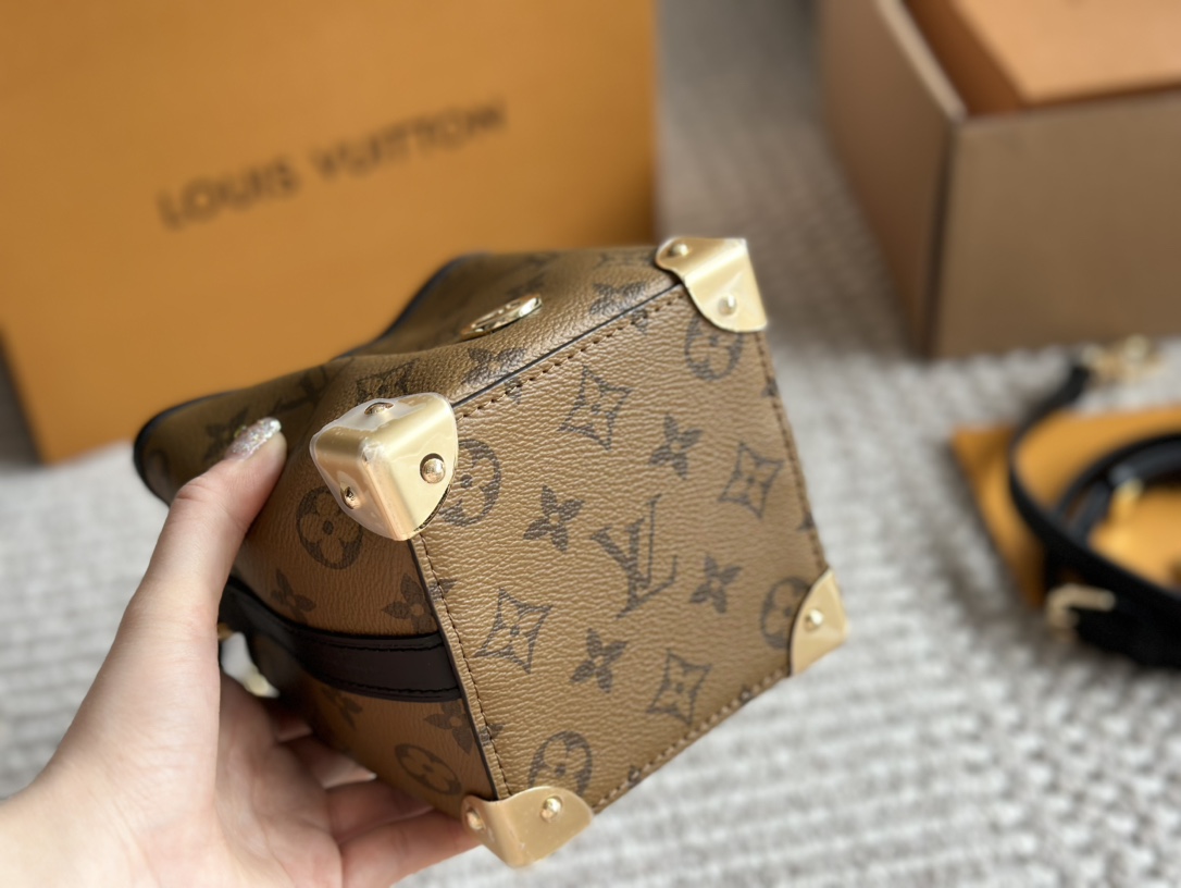 L-V Noe purse steamed dumplings Jr. is really cute.