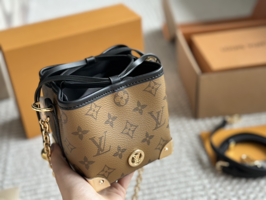 L-V Noe purse steamed dumplings Jr. is really cute.