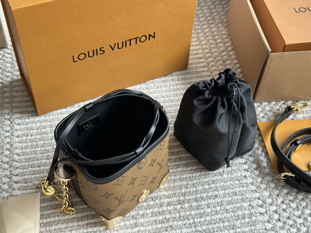 L-V Noe purse steamed dumplings Jr. is really cute.