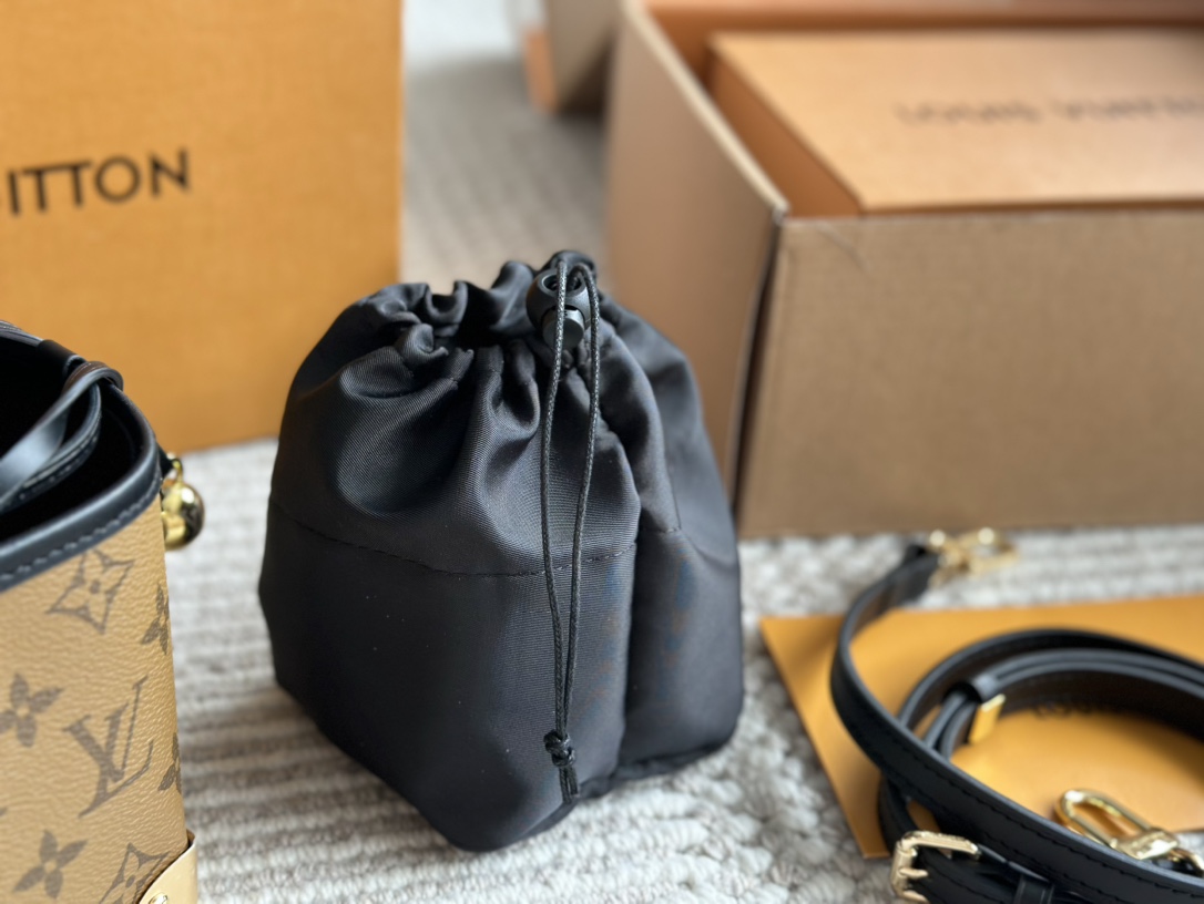 L-V Noe purse steamed dumplings Jr. is really cute.