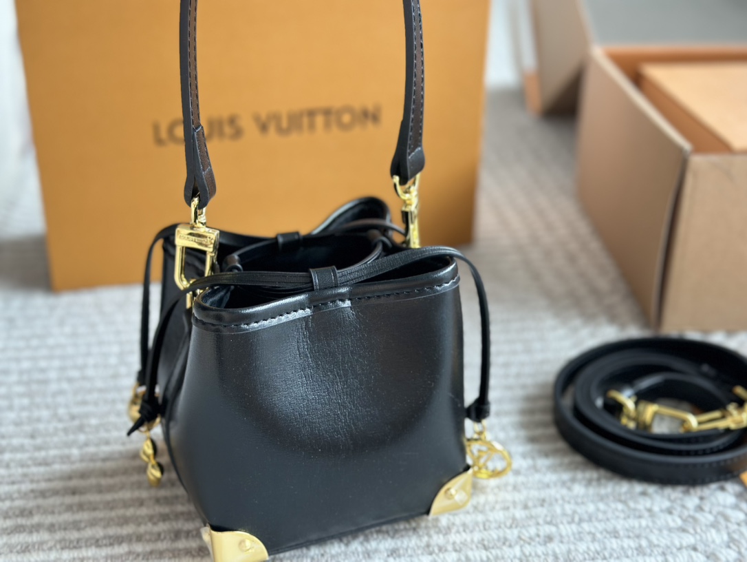 L-V Noe purse steamed dumplings Jr. is really cute.