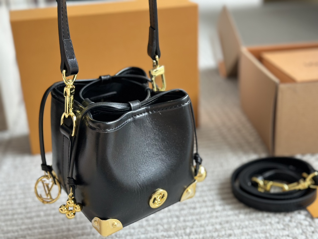 L-V Noe purse steamed dumplings Jr. is really cute.