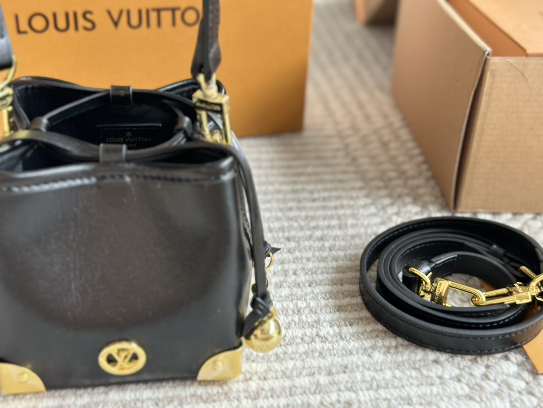 L-V Noe purse steamed dumplings Jr. is really cute.