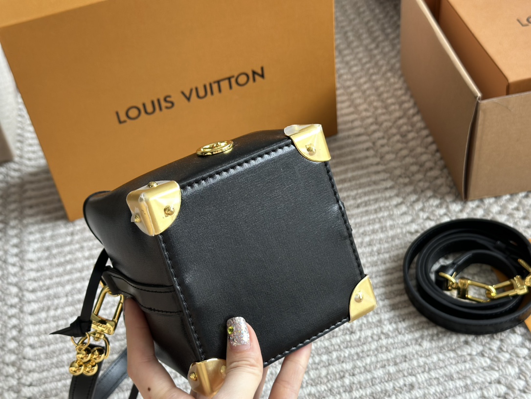 L-V Noe purse steamed dumplings Jr. is really cute.