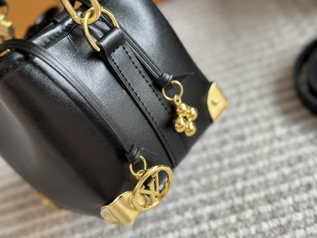 L-V Noe purse steamed dumplings Jr. is really cute.