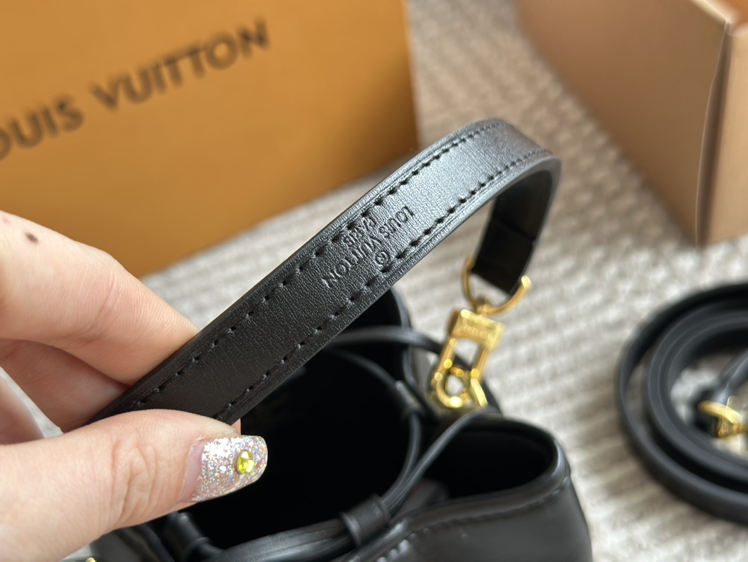 L-V Noe purse steamed dumplings Jr. is really cute.