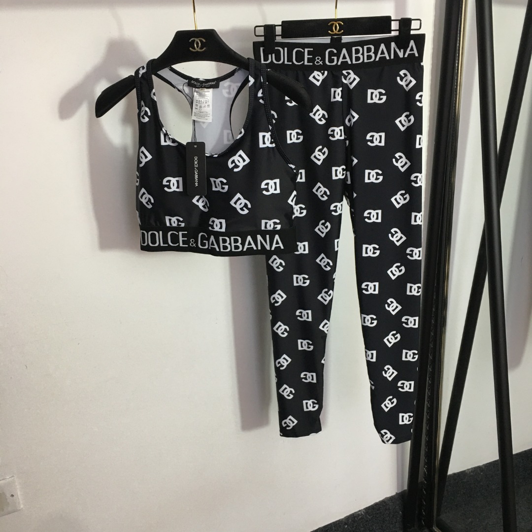 D-G New yoga suit, letter printed vest (with chest pad)+elastic slim leggings.