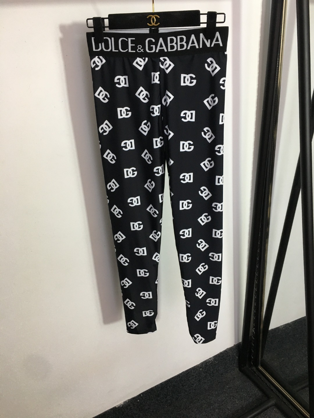 D-G New yoga suit, letter printed vest (with chest pad)+elastic slim leggings.