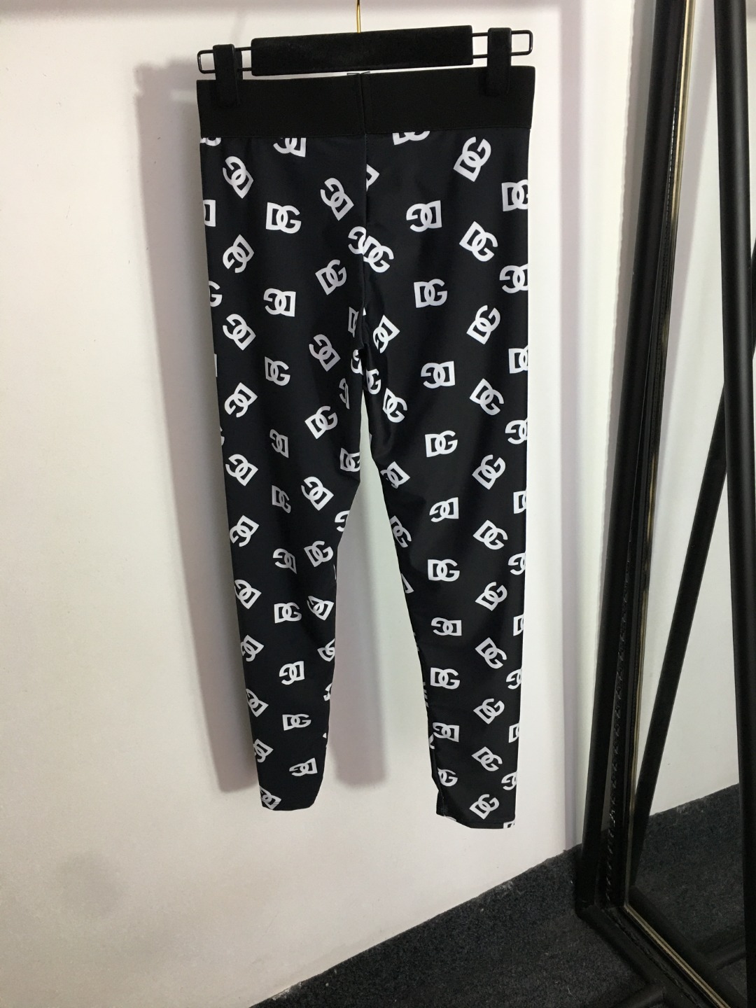 D-G New yoga suit, letter printed vest (with chest pad)+elastic slim leggings.