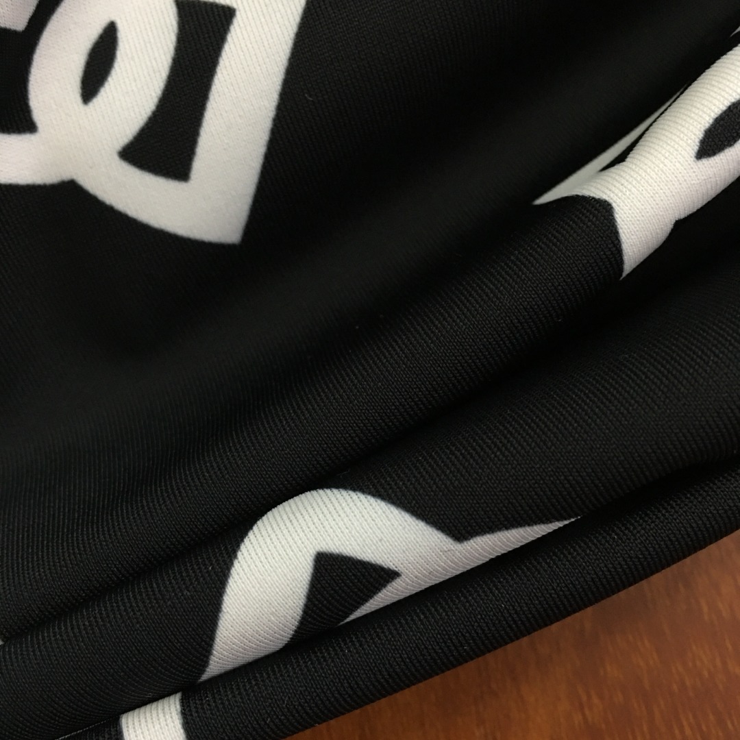 D-G New yoga suit, letter printed vest (with chest pad)+elastic slim leggings.