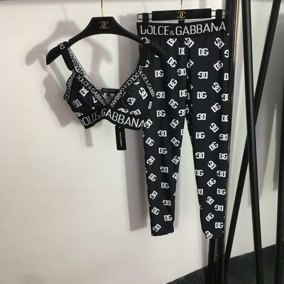 D-G New yoga suit, letter printed vest (with chest pad)+elastic slim leggings.
