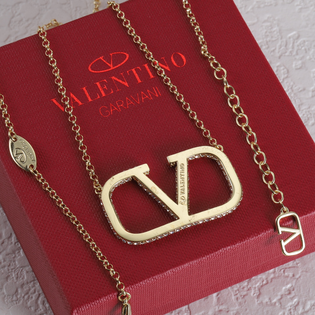 V-NO New necklace