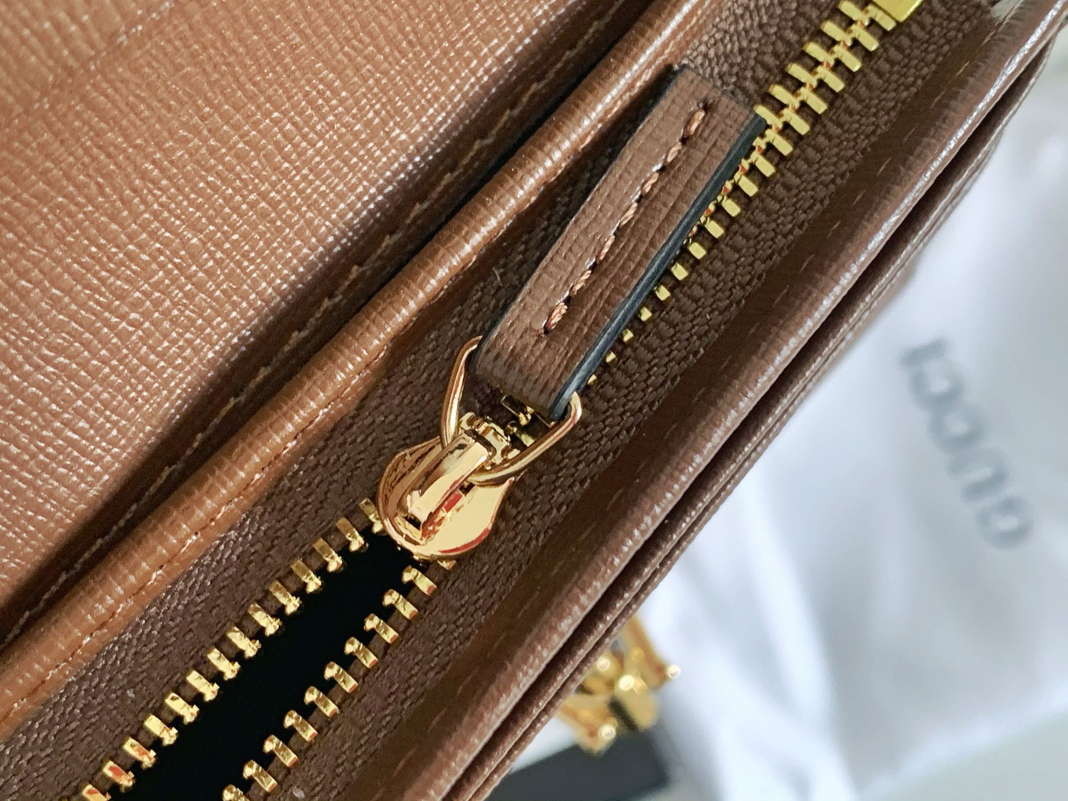 G-G Jackie1961 series chain bag adopts GG Supreme advanced artificial canvas.